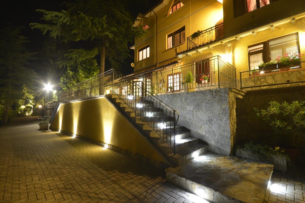 Hotel Pineta Ristorante Country House In Fabriano Campodonico  Buitenkant foto