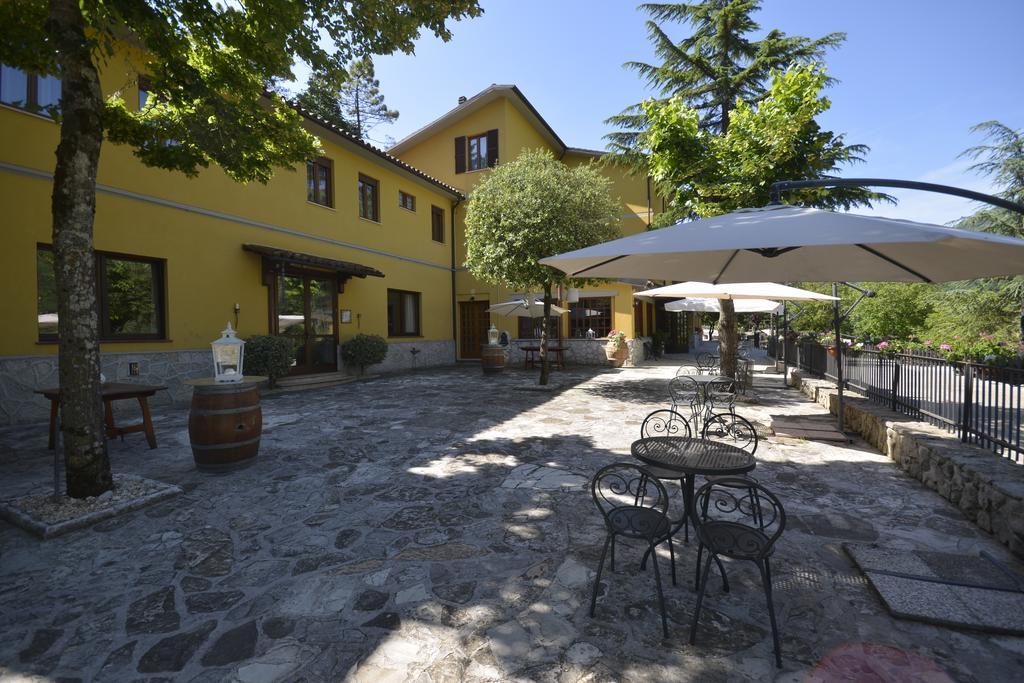 Hotel Pineta Ristorante Country House In Fabriano Campodonico  Buitenkant foto