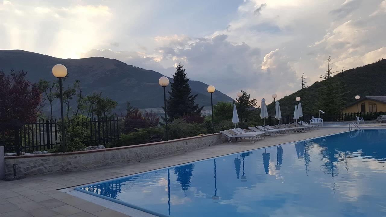 Hotel Pineta Ristorante Country House In Fabriano Campodonico  Buitenkant foto
